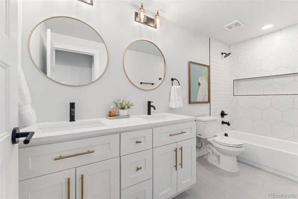 Bathroom, Dual Sink Vanities, Interior, Recessed Lighting