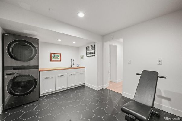 Interior, Recessed Lighting, Washer, Wood Texture Flooring