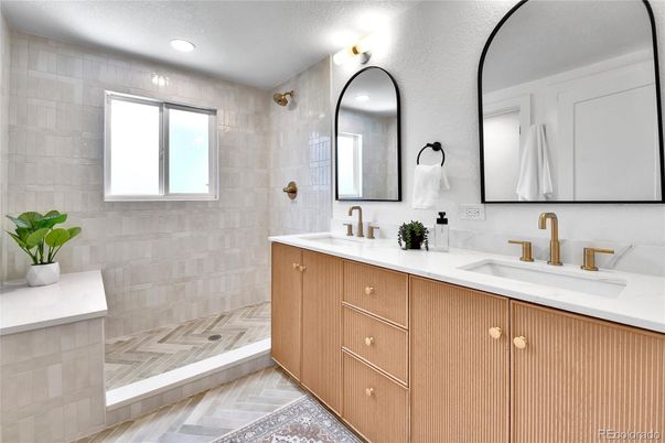 Bathroom, Dual Sink Vanities, Interior, Recessed Lighting