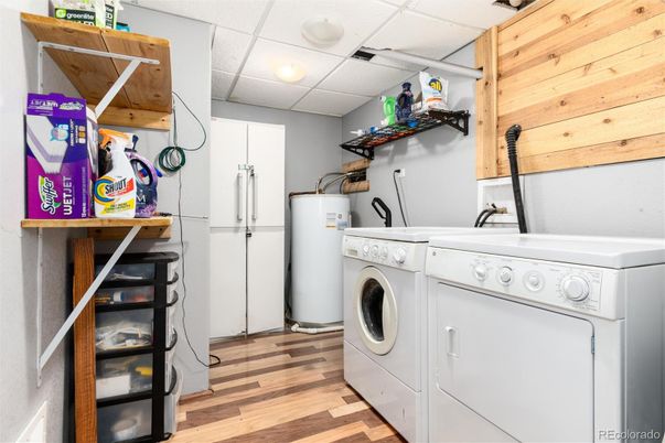 Interior, Washer, Wood Texture Flooring