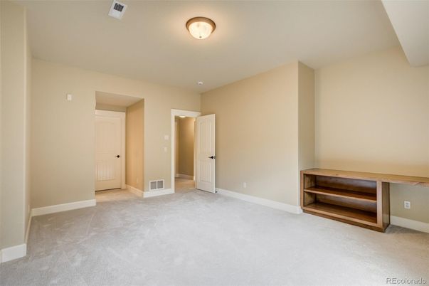Empty room, Interior