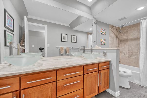 Bathroom, Dual Sink Vanities, Interior, Recessed Lighting