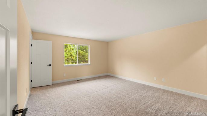 Empty room, Interior