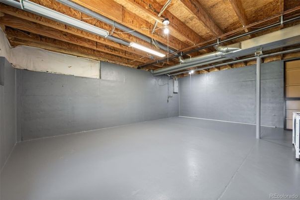 Empty room, Garage, Interior, Wooden Beams, Wooden Ceilings