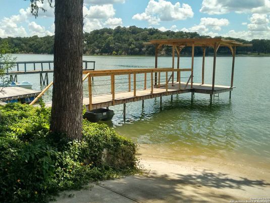 Exterior, Lake