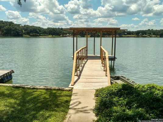 Exterior, Lake