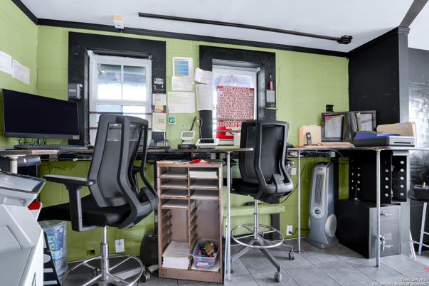 Home Office, Interior