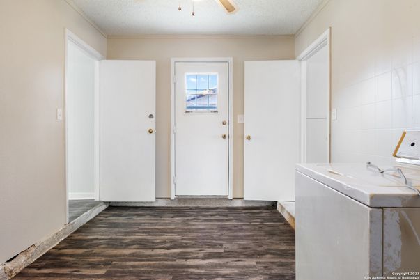 Interior, Washer, Wood Texture Flooring