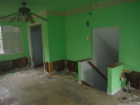 Empty room, Interior