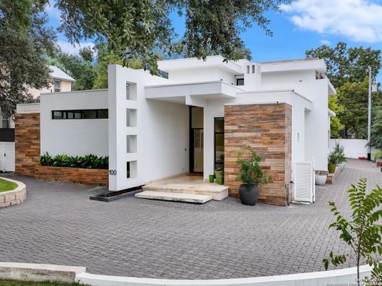 Exterior, Facade, Modern