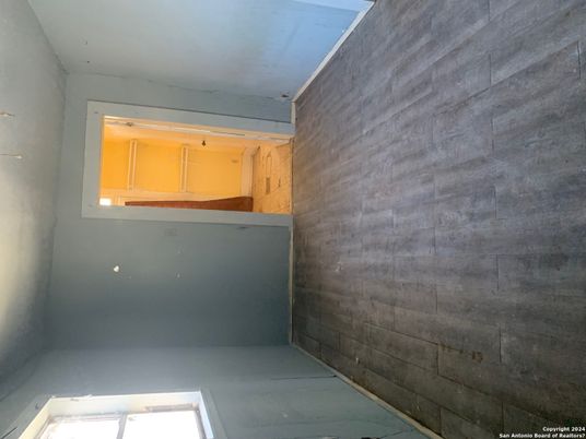 Empty room, Interior