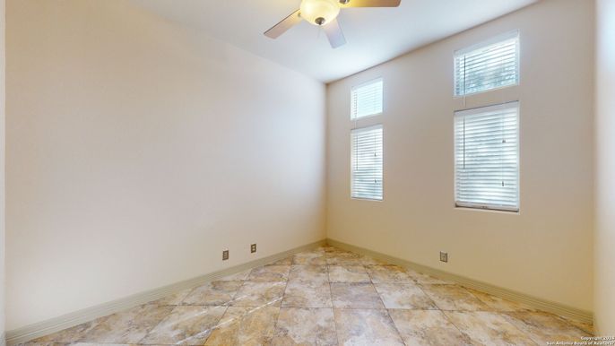 Empty room, Interior