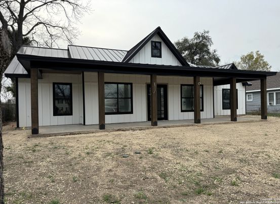 Exterior, Facade, Farmhouse