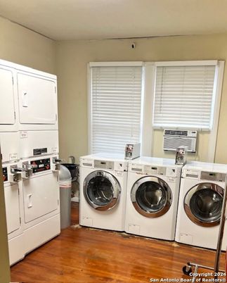 Interior, Utility Closets, Washer, Wood Texture Flooring