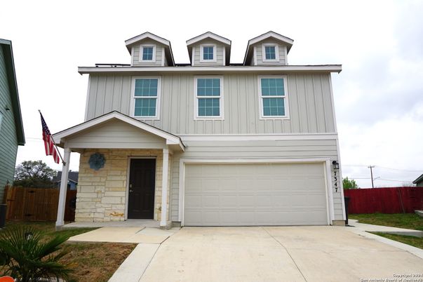 Attached, Exterior, Facade, American Craftsman