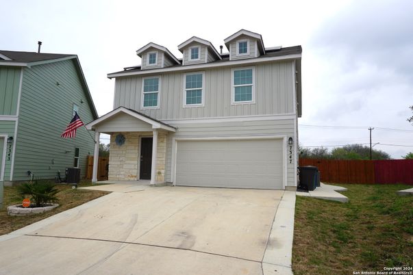 Attached, Exterior, Facade, American Craftsman