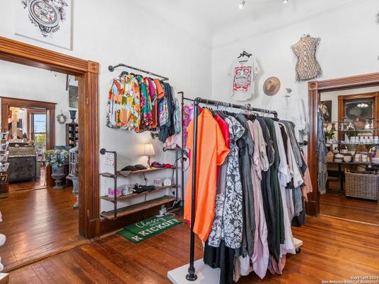 Interior, Walk-in Closets, Wood Texture Flooring