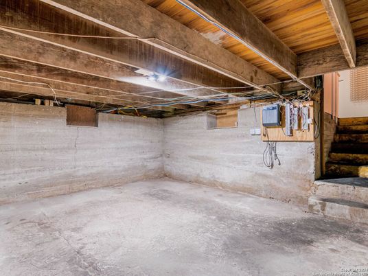 Empty room, Interior, Wooden Beams, Wooden Ceilings