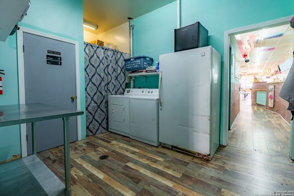 Interior, Washer, Wood Texture Flooring