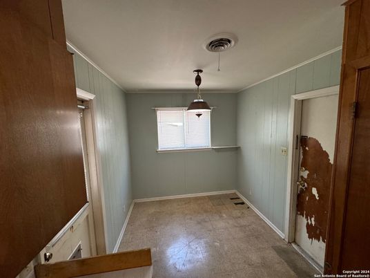 Empty room, Interior