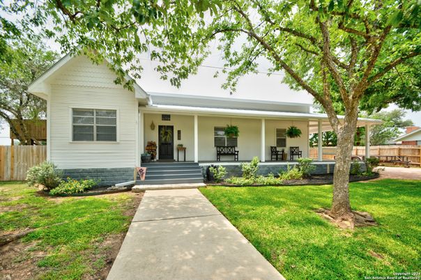 Exterior, Facade, Ranch