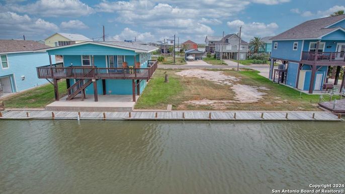 Exterior, Lake
