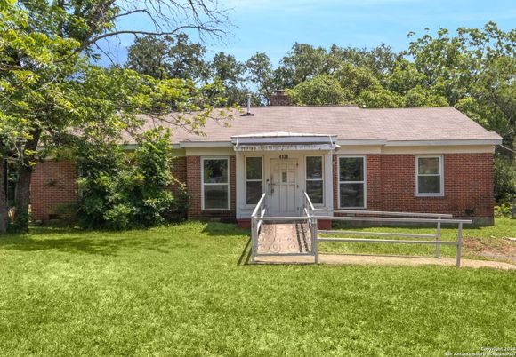 Backyard, Exterior, Facade, Brick Facade, Cape Cod