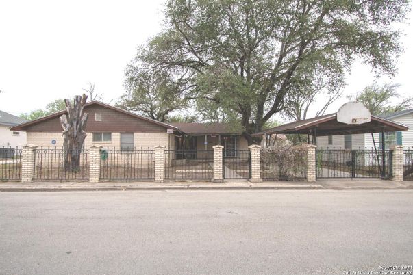 Backyard, Exterior, Facade, Brick Facade, Ranch