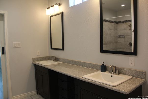 Bathroom, Dual Sink Vanities, Interior, Recessed Lighting