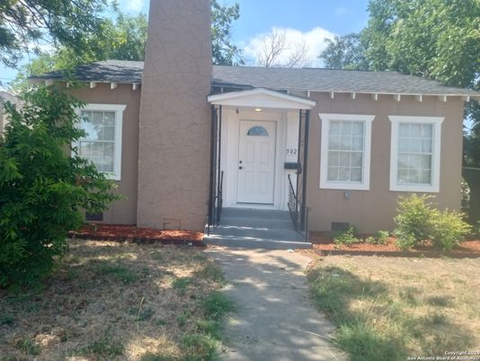 Exterior, Facade, Ranch