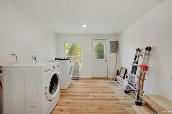 Interior, Recessed Lighting, Washer, Wood Texture Flooring