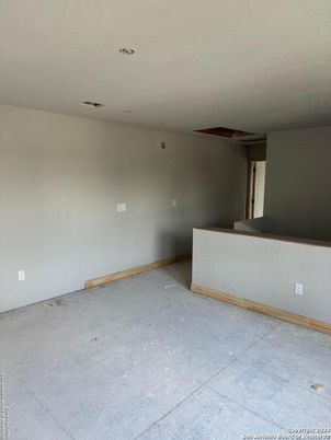 Empty room, Interior