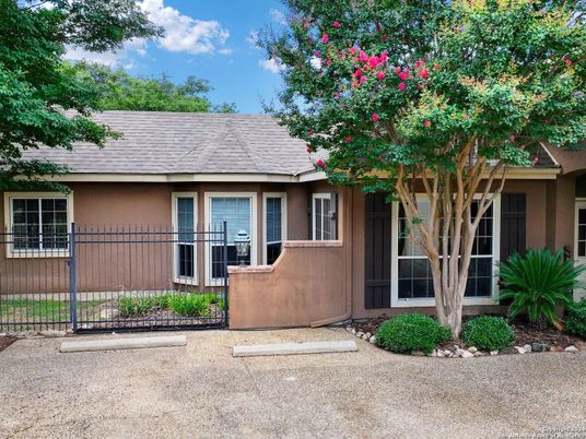 Exterior, Facade, Ranch