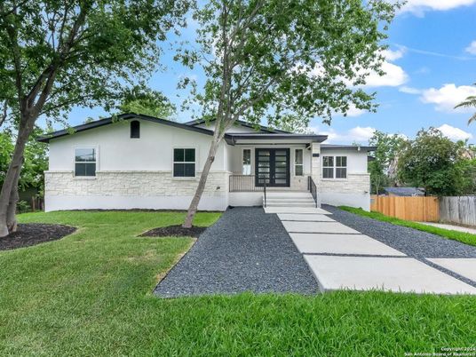 Exterior, Facade, Ranch