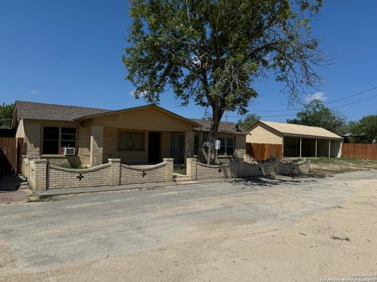 Backyard, Exterior, Facade, Brick Facade, Ranch