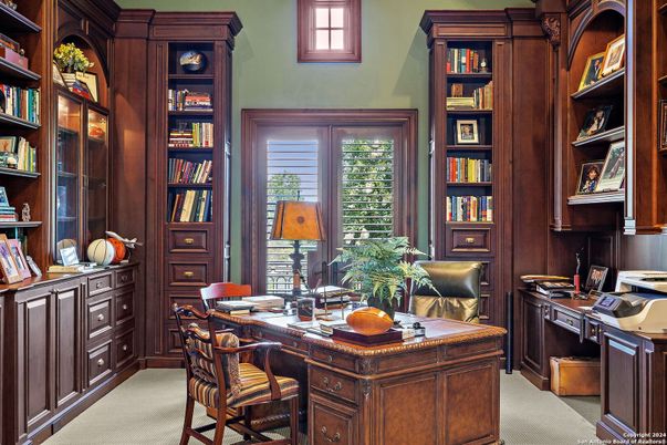 Home Office, Interior