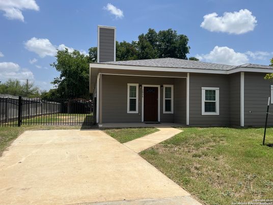 Exterior, Facade, Ranch