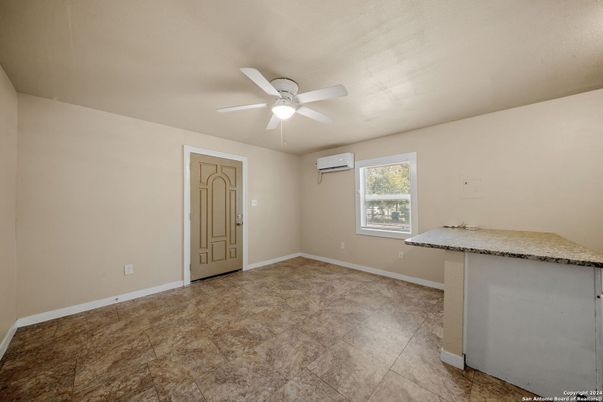 Empty room, Interior