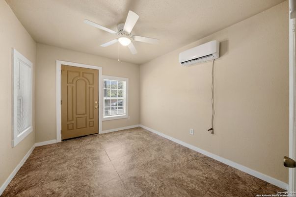 Empty room, Interior