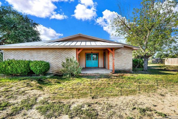 Backyard, Exterior, Facade, Ranch