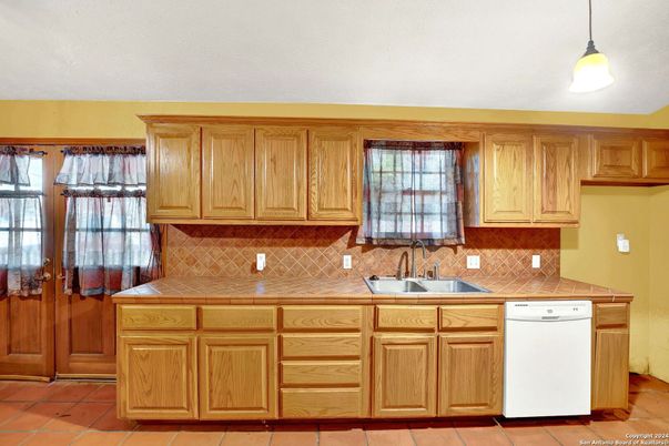 Interior, Kitchen, Pendant Lights, Tile Countertops