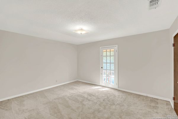 Empty room, Interior