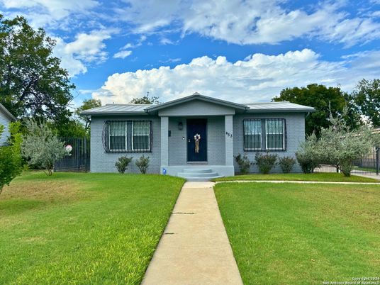 Exterior, Facade, Ranch