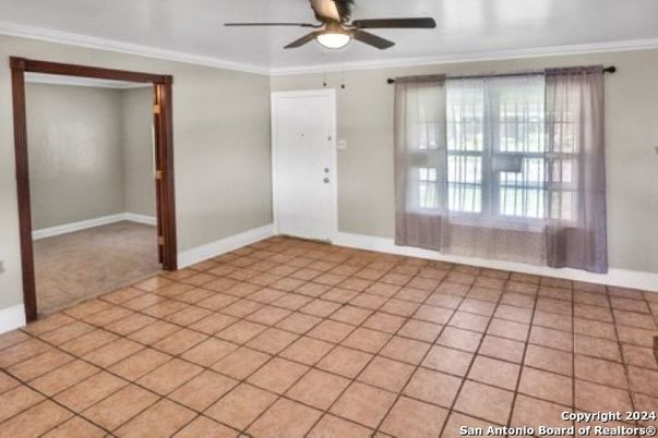 Empty room, Interior