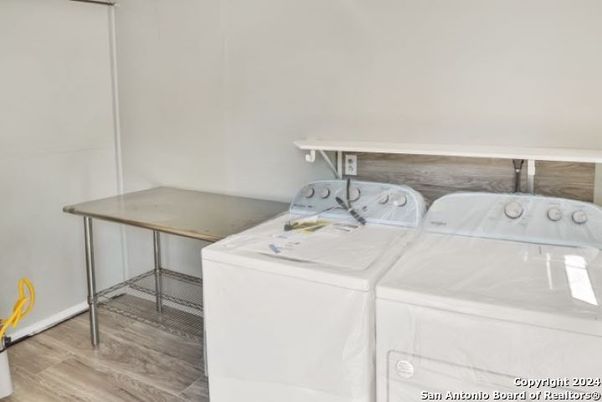Interior, Washer, Wood Texture Flooring