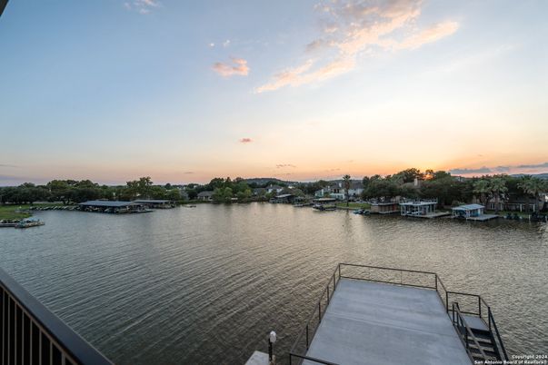 Exterior, Lake