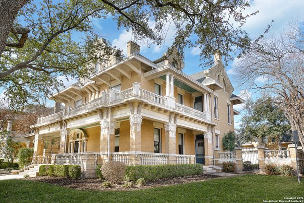 Exterior, Facade, American Foursquare