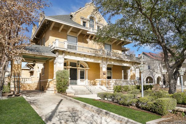 Exterior, Facade, American Foursquare