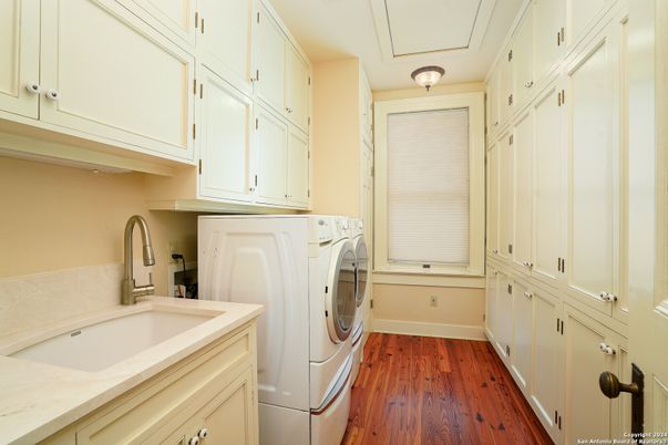 Interior, Washer, Wood Texture Flooring