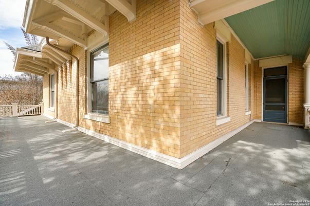 Empty room, Exterior
